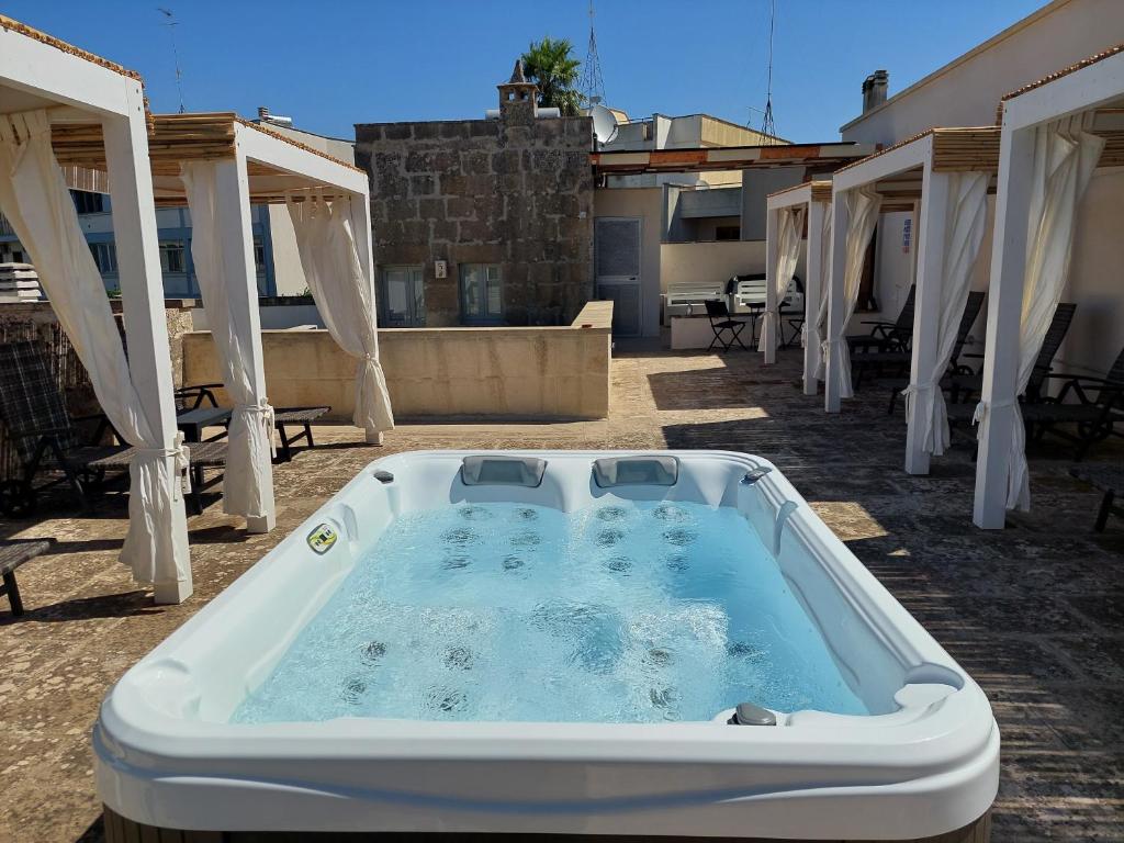 bañera de hidromasaje en la parte superior de un patio en Dimora Assuntina Martano, en Martano