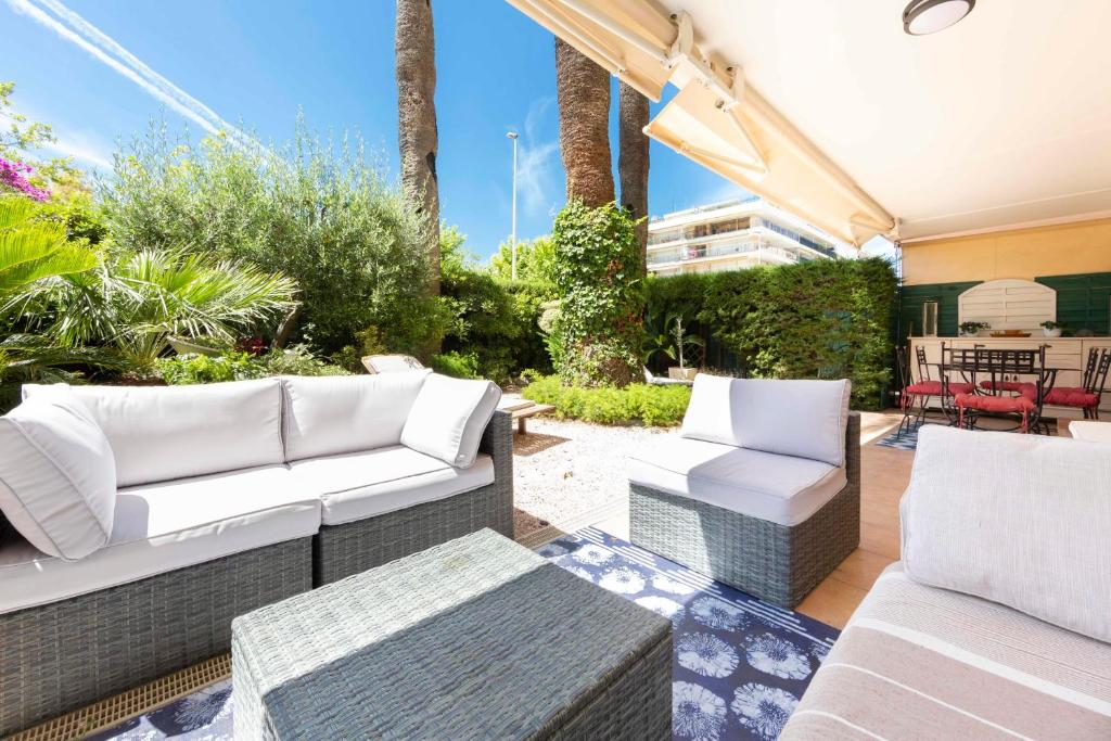 カンヌにあるApartment 2 bedrooms2 bathroomsdouble terrace & Garden in Palm beach areaのパティオ(ソファ2台、テーブル付)