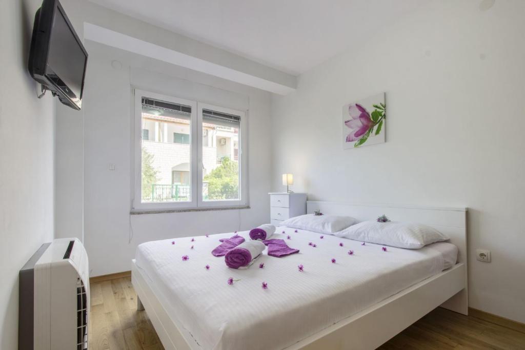 Postel nebo postele na pokoji v ubytování Apartments Lenija