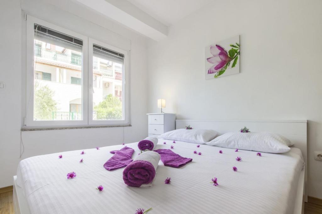 Postel nebo postele na pokoji v ubytování Apartments Lenija