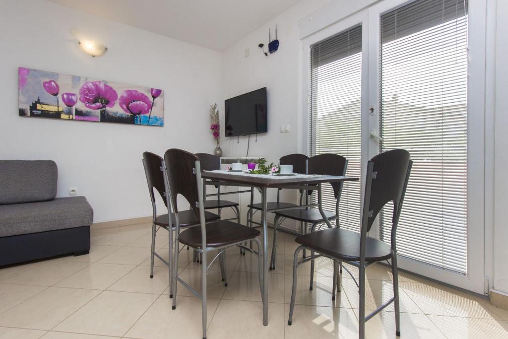 TV a/nebo společenská místnost v ubytování Apartments Lenija
