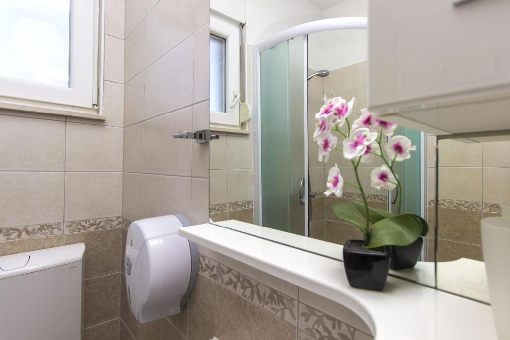 Koupelna v ubytování Apartments Lenija