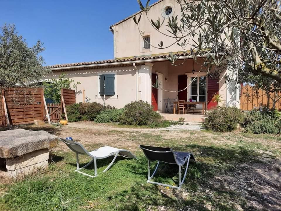 two chairs sitting in the yard of a house at Les Néfliers in Maillane