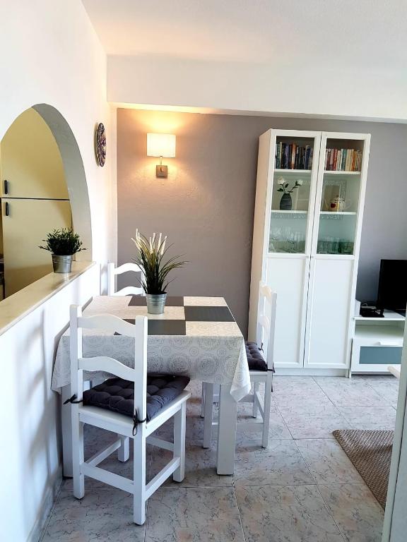 TV a/nebo společenská místnost v ubytování Apartamentos Tamarindos