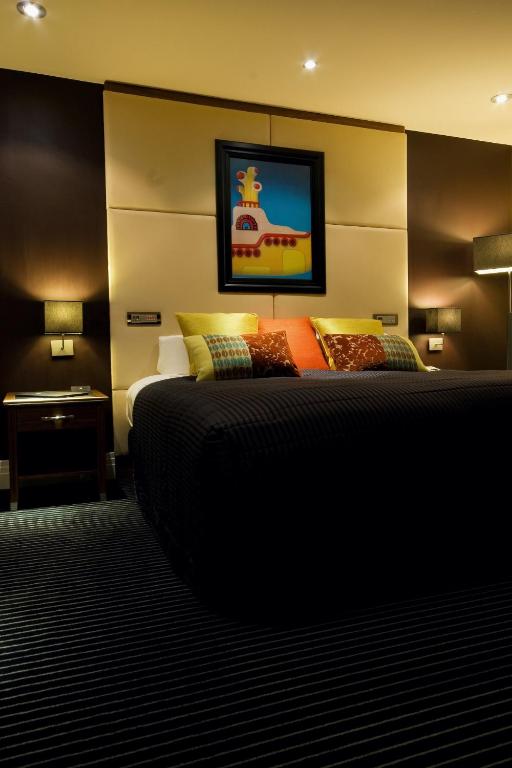 Hard Days Night Hotel - Deluxe Twin Room