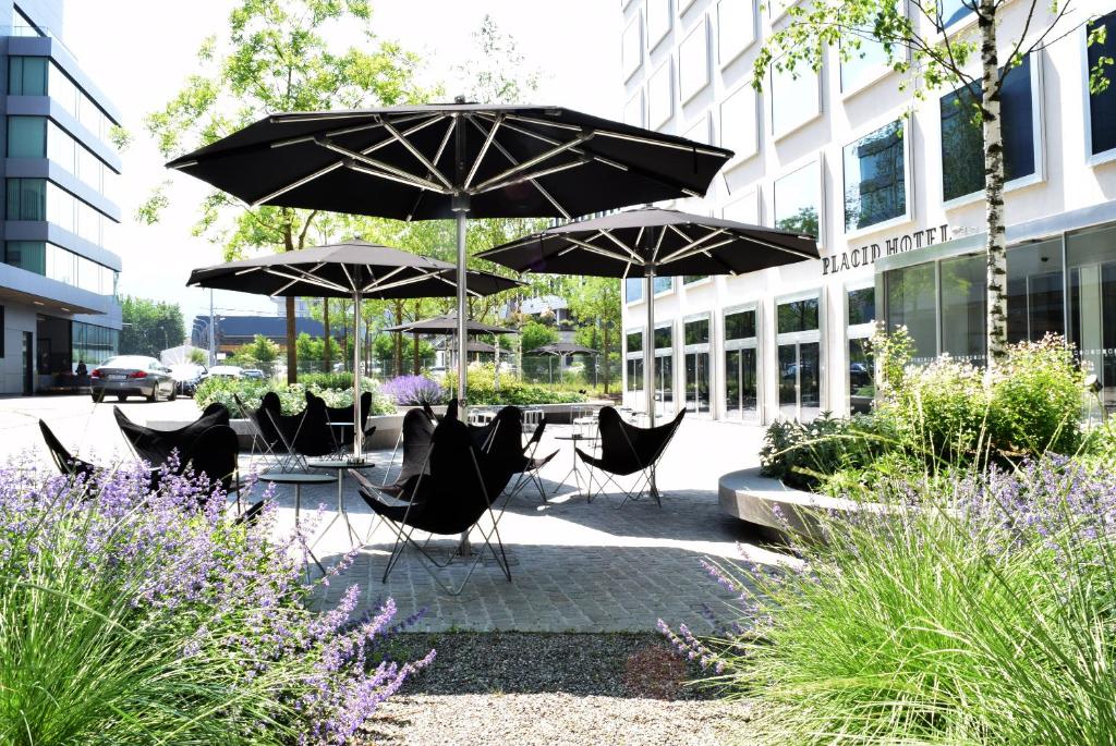 Um jardim no exterior de Placid Hotel Design & Lifestyle Zurich