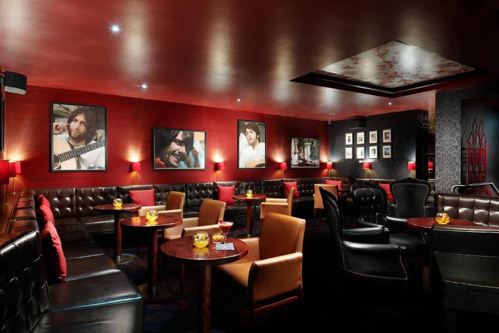 Uma área de estar em Hard Days Night Hotel
