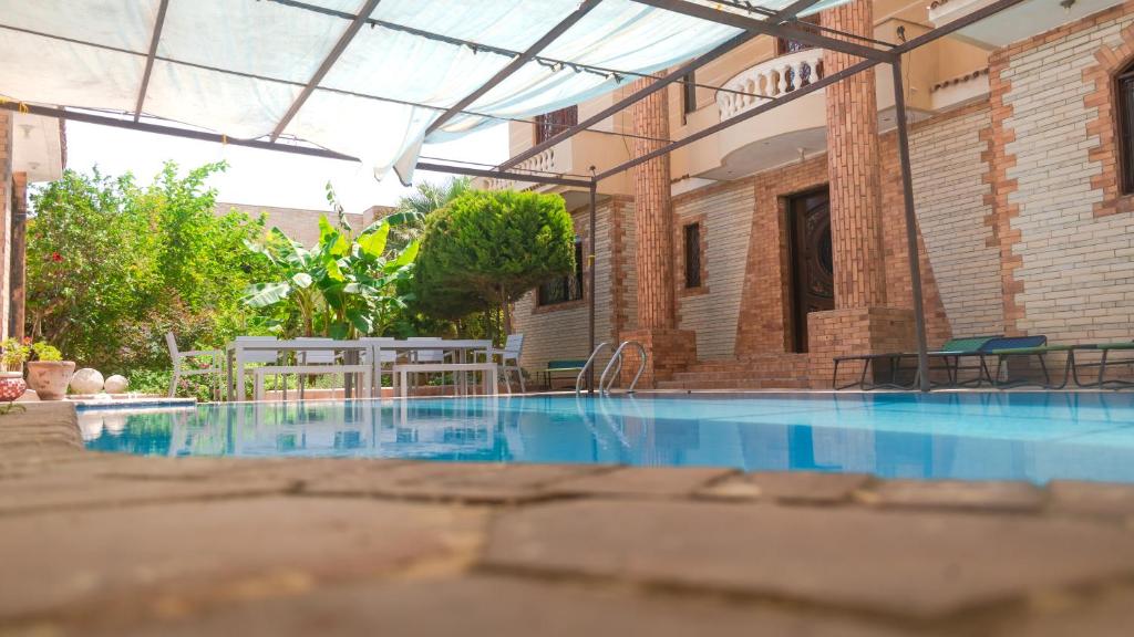 Bazén v ubytování 4 Bedroom superior family villa with private pool, 5 min from beach Abu Talat nebo v jeho okolí