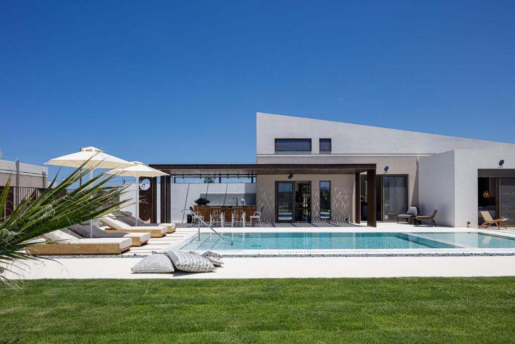 dom z basenem na podwórku w obiekcie Terrazzo Luxury Villas w mieście Pigianos Kampos