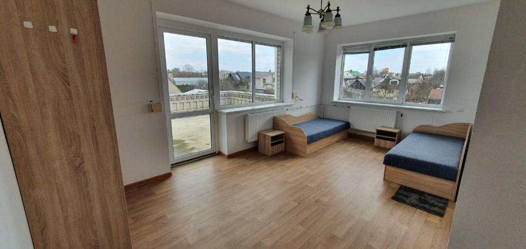 a room with a bed and two windows at Darbuotojų apgyvendimas Karmėlavoje in Karmėlava