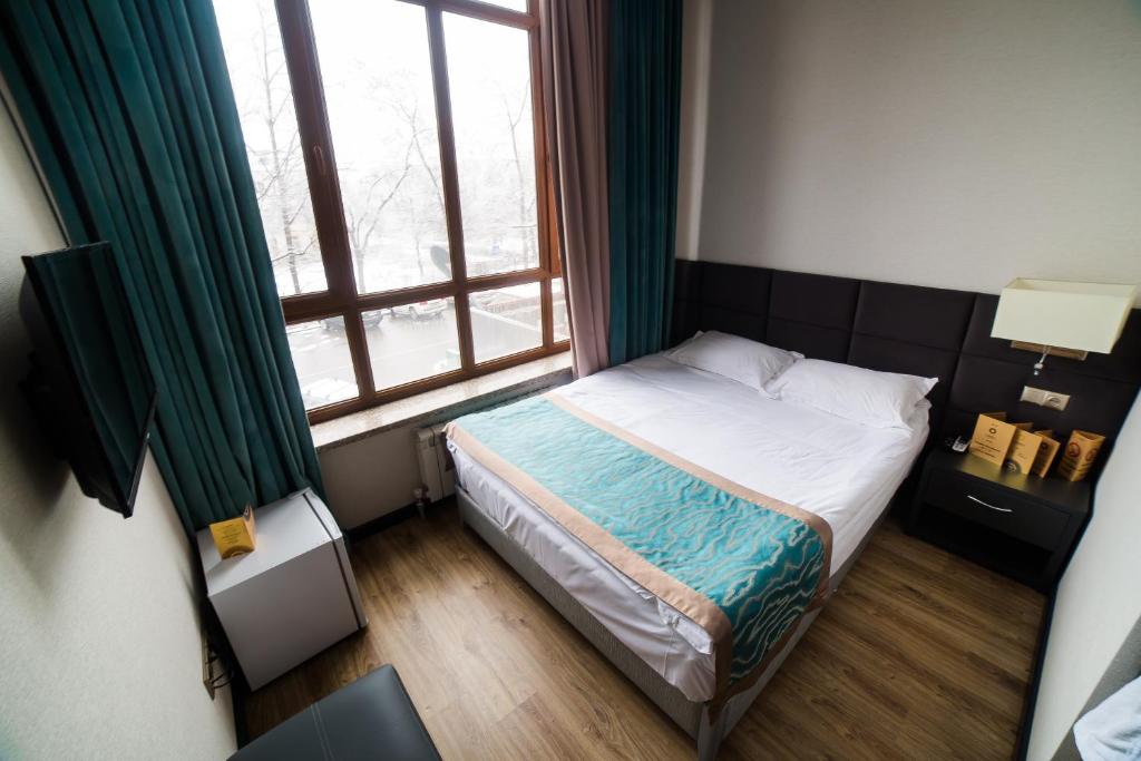 Postel nebo postele na pokoji v ubytování Golden Hotel