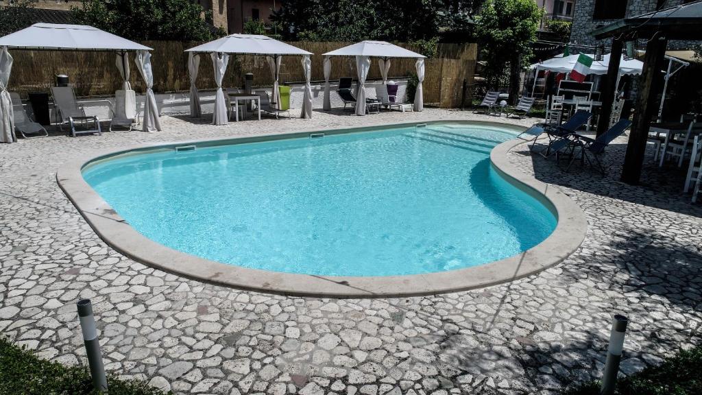 Bazén v ubytování Hotel Benedetti nebo v jeho okolí