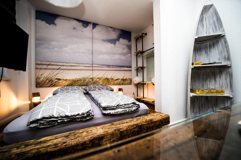 Schlafzimmer mit einem Bett mit Wandgemälde in der Unterkunft Wismarer Heckflosse in Wismar
