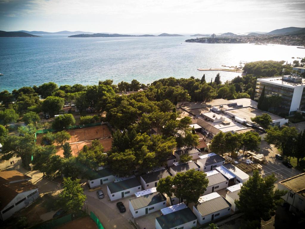 een luchtzicht op een stad naast het water bij Mobile Home Vodice 27 in Vodice