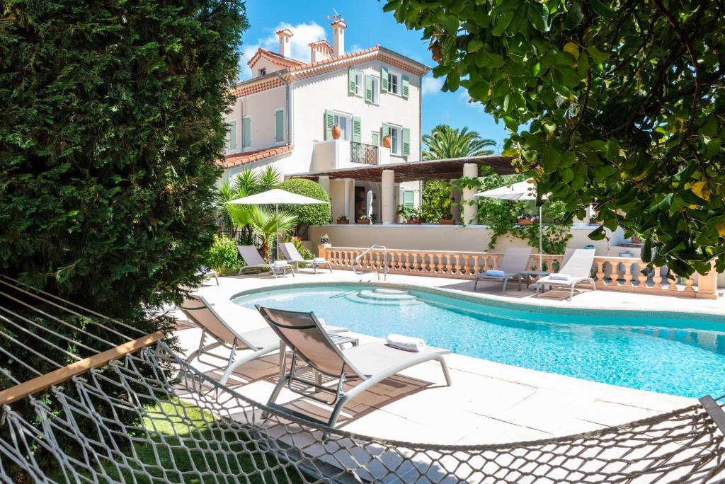 Bazén v ubytování Hotel Mas Djoliba nebo v jeho okolí