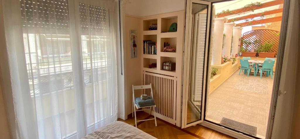Kép Oasis veranda under columns.Kolonaki embassy area. szállásáról Athénban a galériában