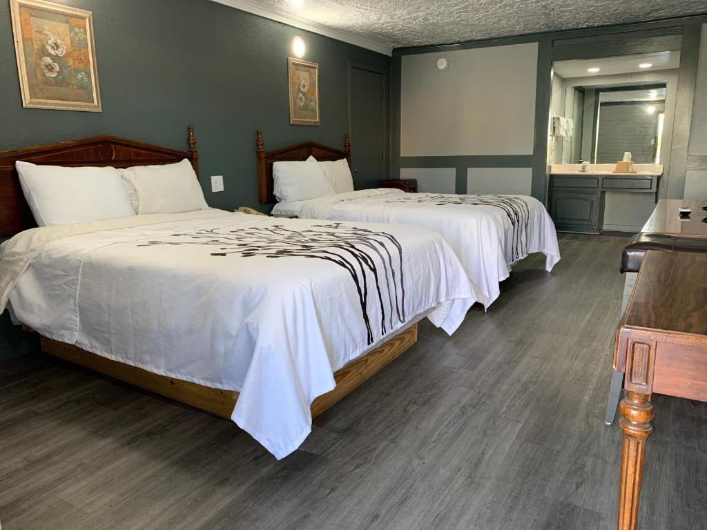 Postel nebo postele na pokoji v ubytování Stratford Inn Tyler