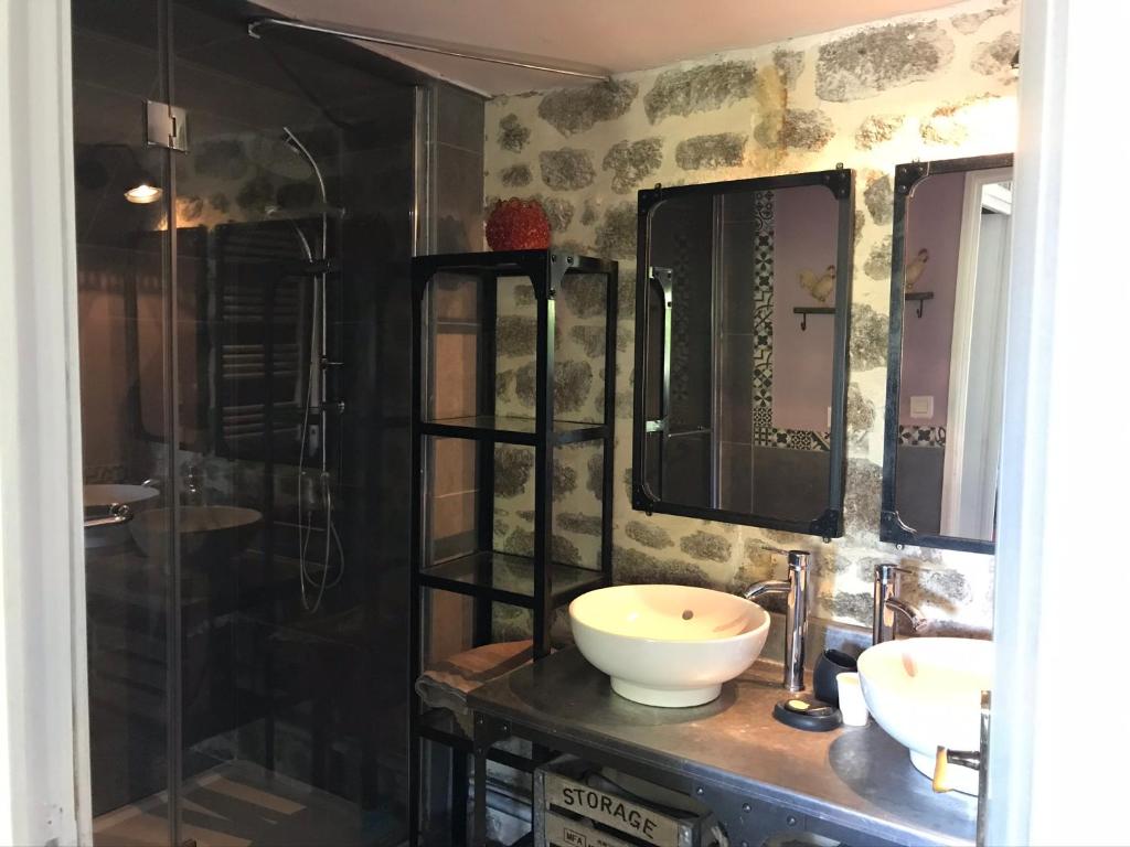 a bathroom with two sinks and a shower at Chambres d'Hôtes Fleur de Sel in Roz-sur-Couesnon