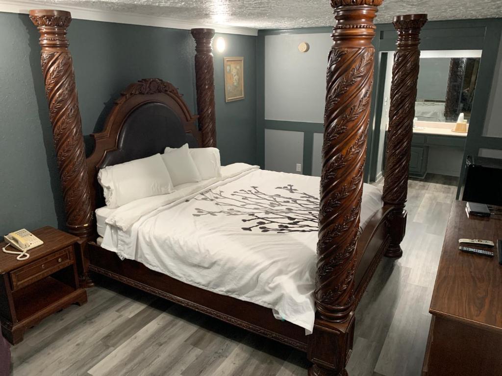 Postel nebo postele na pokoji v ubytování Stratford Inn Tyler