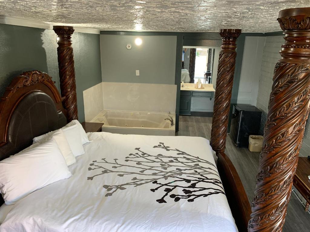 Postel nebo postele na pokoji v ubytování Stratford Inn Tyler
