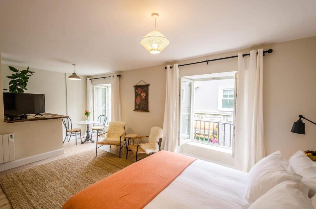 1 dormitorio con cama, mesa y ventana en Rookery Lane Food and Lodging, en Kenmare