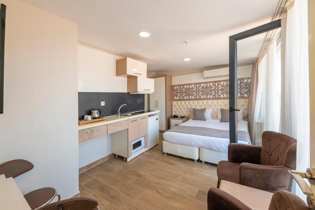 Kuchyň nebo kuchyňský kout v ubytování Taksim Peri Suite