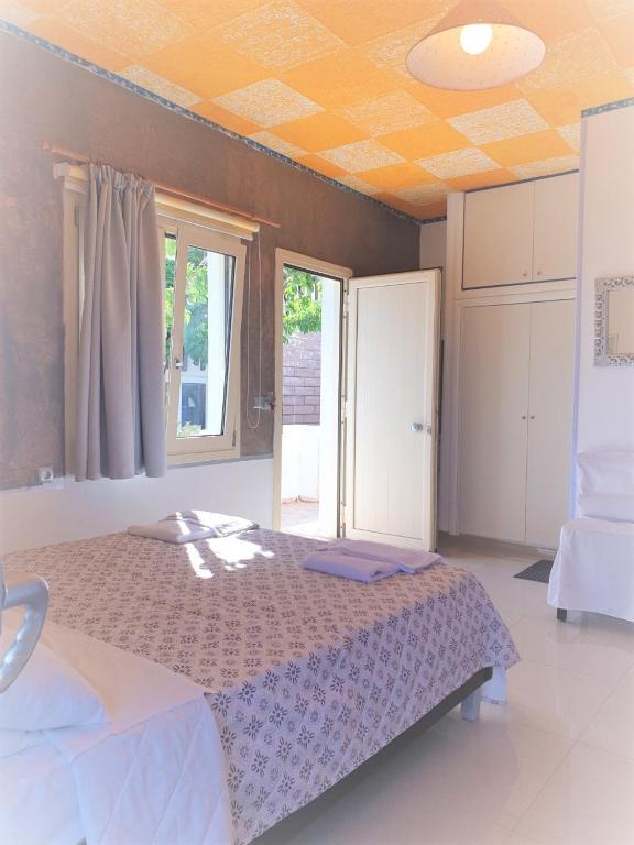Postel nebo postele na pokoji v ubytování Korifi Suites Adults Only