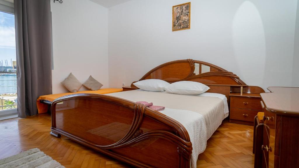 Posteľ alebo postele v izbe v ubytovaní Villa Anela (with pool and boat place)