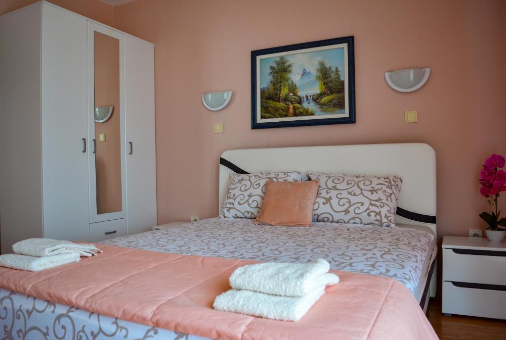 ein Schlafzimmer mit einem Bett mit zwei Handtüchern darauf in der Unterkunft Apartments Forest in Budva