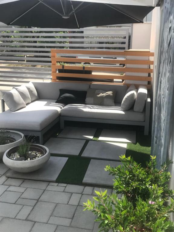 A seating area at ZiMo Taliándörögdi MoZiHáz