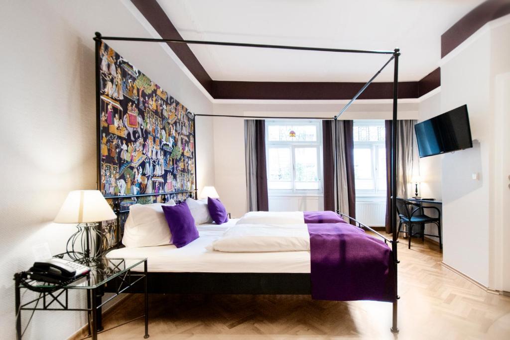 TV a/nebo společenská místnost v ubytování Romantik Hotel Barbarossa
