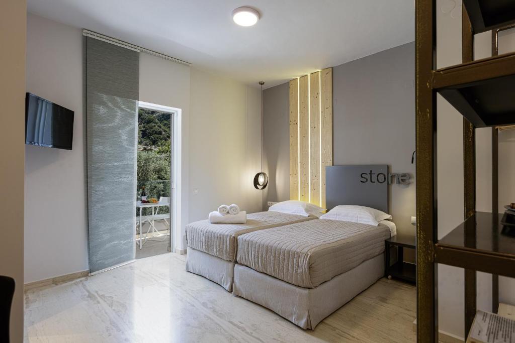 1 dormitorio con cama y ventana grande en SpilGaia, en Spílion