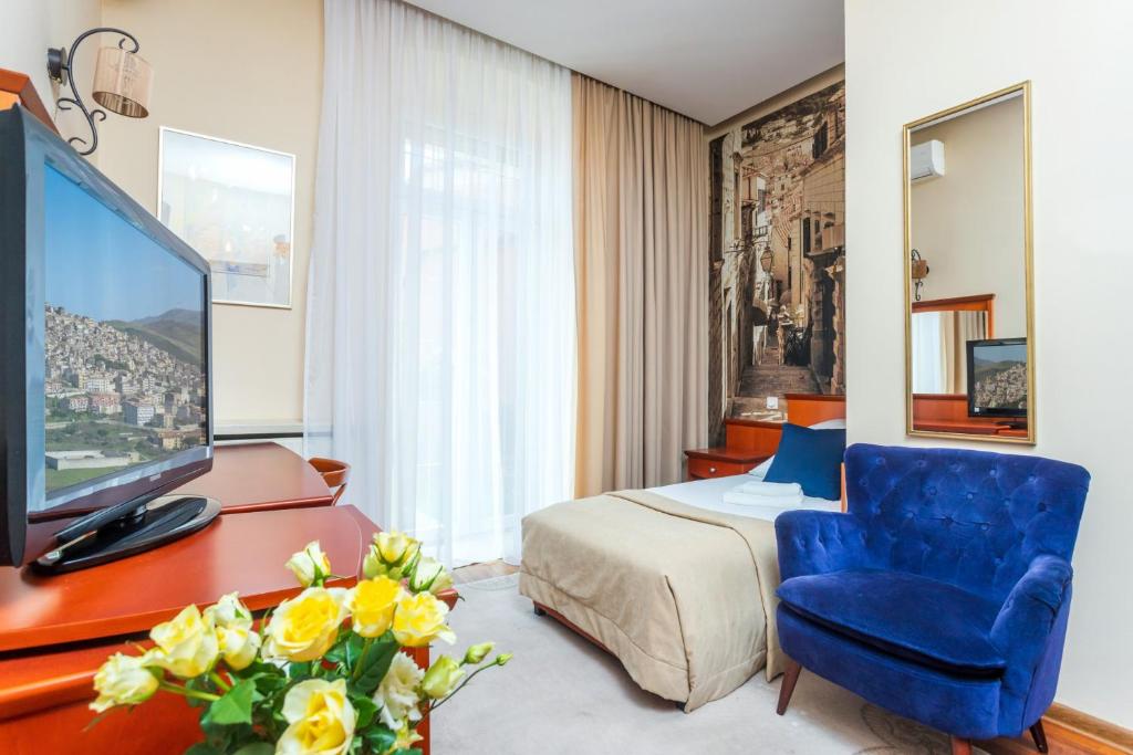 Televízia a/alebo spoločenská miestnosť v ubytovaní Hotel Wenecki