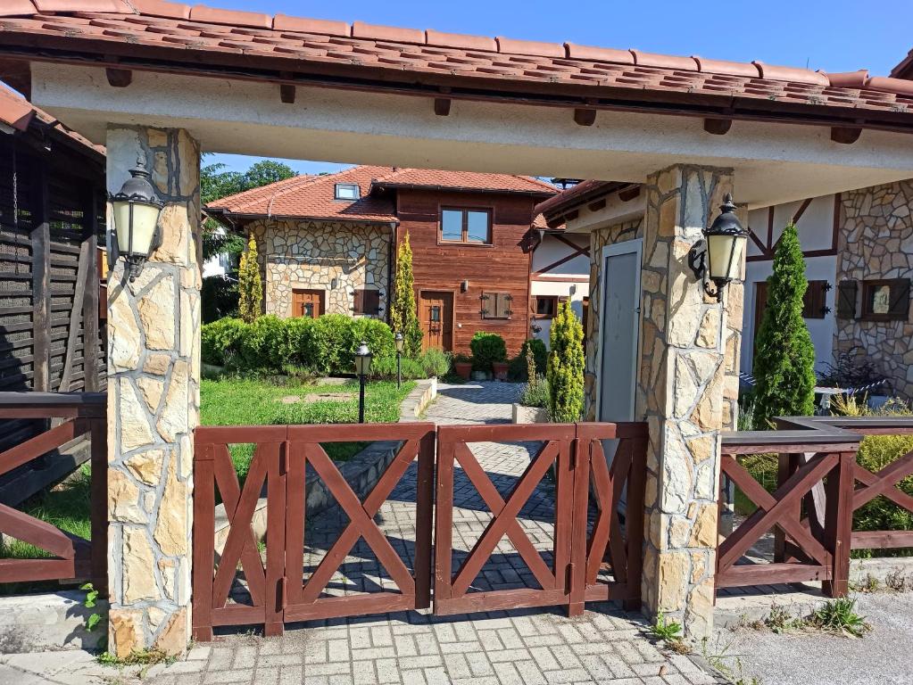 een ingang naar een huis met een houten hek bij Apartman Krstić in Vrnjačka Banja