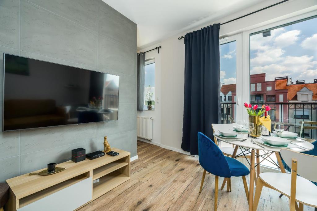 Televízia a/alebo spoločenská miestnosť v ubytovaní Apartments City View Garbary by Noclegi Renters