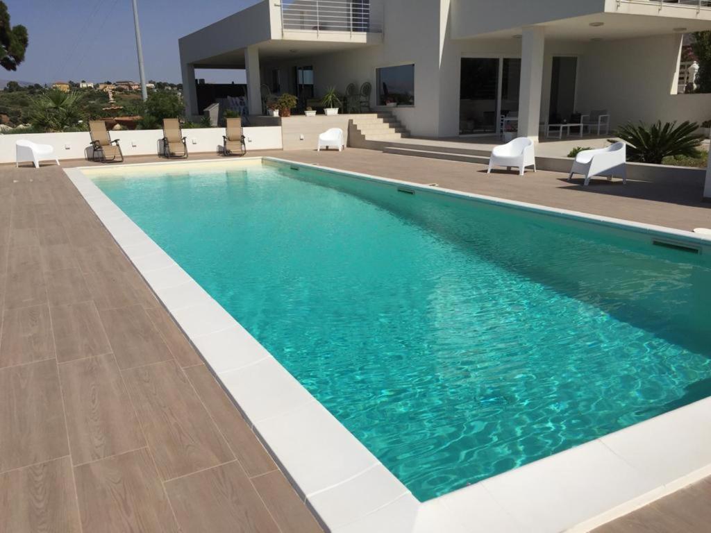 una piscina de agua azul en una casa en Villa Flo en Castellammare del Golfo