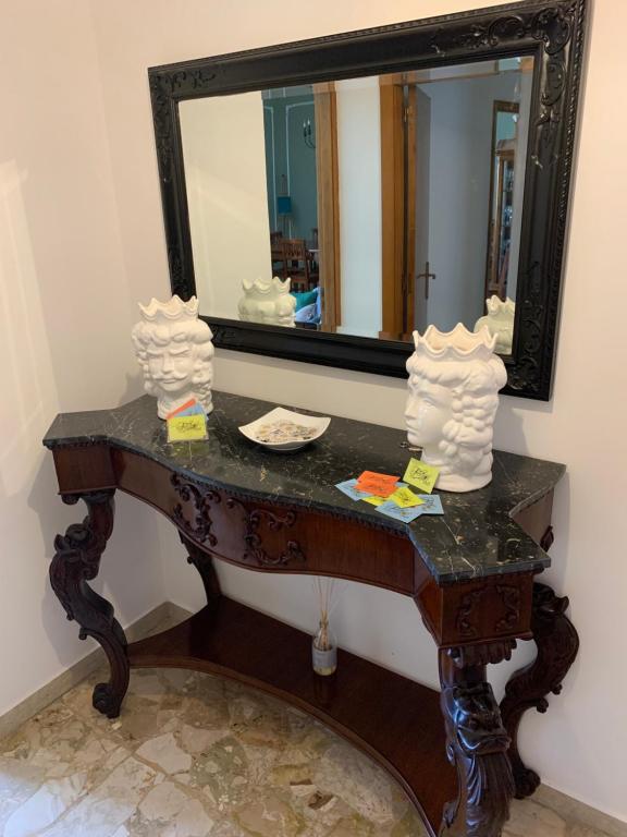 tavolo da trucco con specchio e tavolo con specchio di B&B Fiorisol ad Augusta