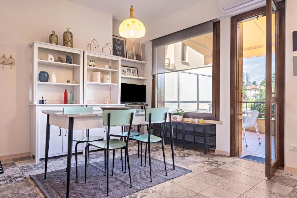 cocina con mesa y sillas en una habitación en House Samantha Lago Maggiore, en Laveno-Mombello