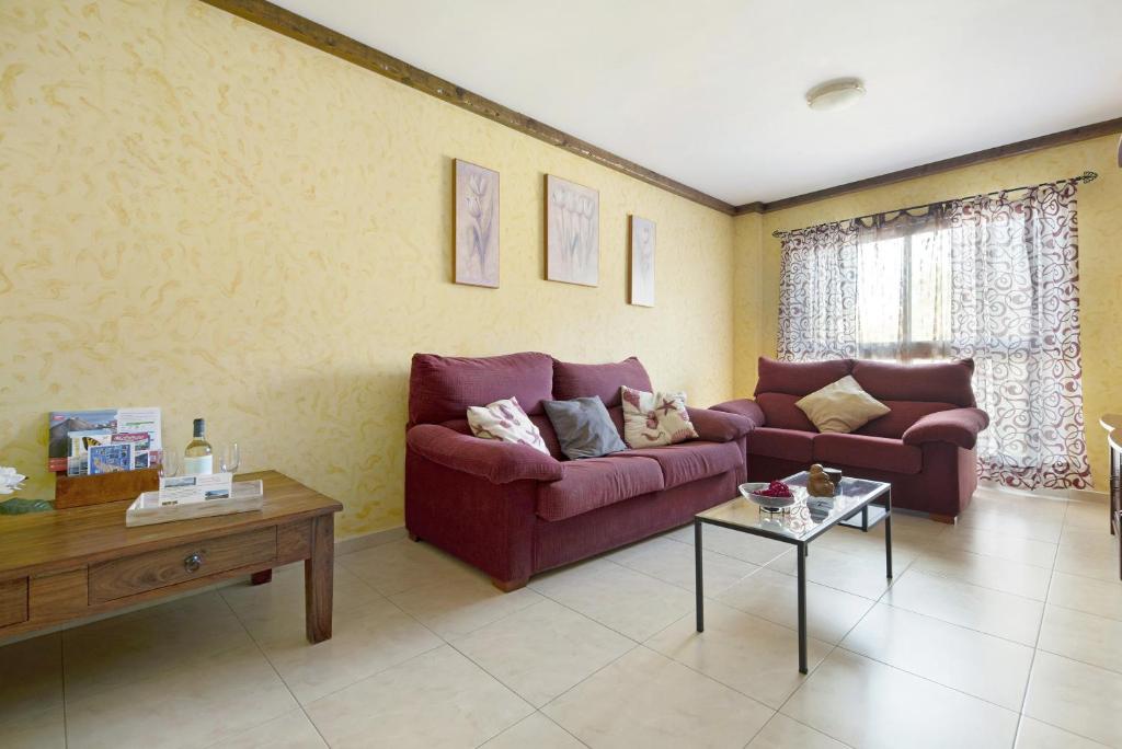 un soggiorno con divano e tavolino da caffè di Apartamento Vistas de Icod a Icod de los Vinos