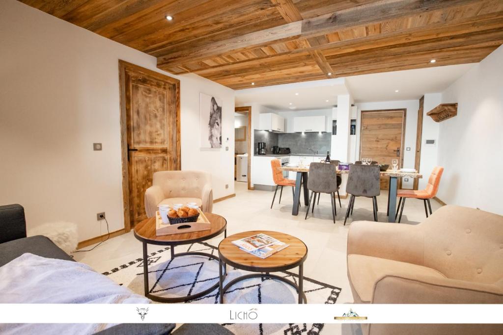 a living room with a couch and a table at MARMOTTE 101 - Appartement pour 6, aux pieds des pistes in Bonneval-sur-Arc