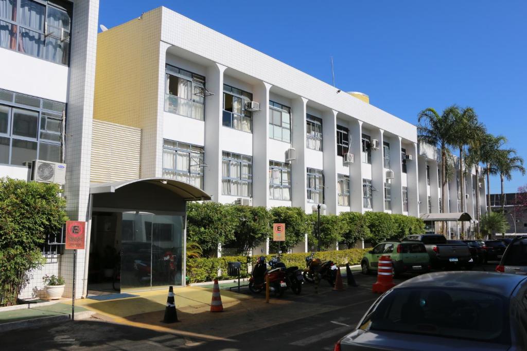 duży budynek z parkingiem przed nim w obiekcie Flat´s Brasília w mieście Brasília