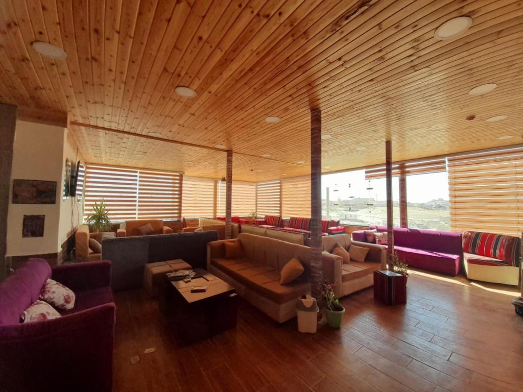 Posezení v ubytování Petra Cabin Hostel