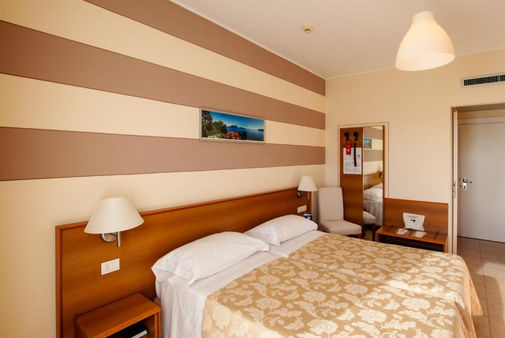 Postel nebo postele na pokoji v ubytování Hotel Alpi