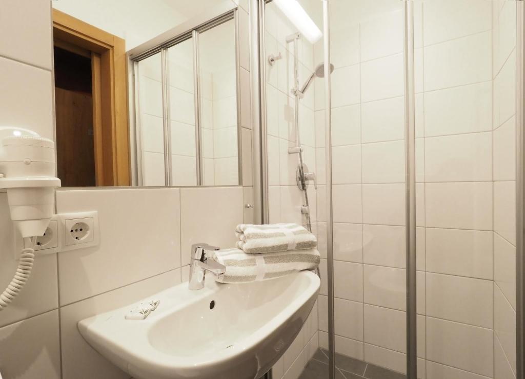 A bathroom at Pension Anni