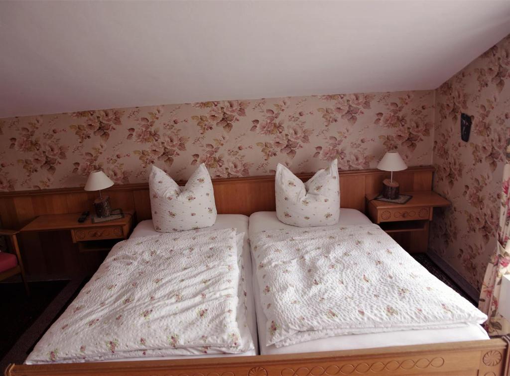 Postel nebo postele na pokoji v ubytování Gästehaus Lödermann