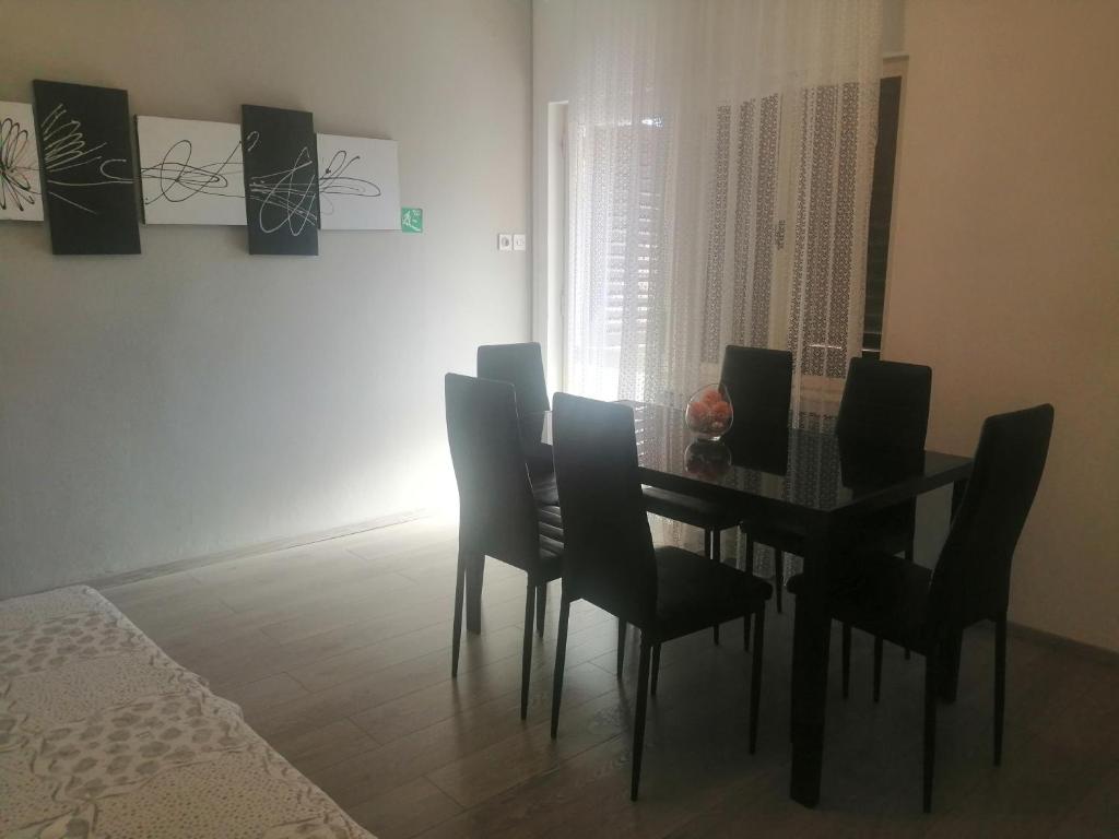 jadalnia z czarnym stołem i krzesłami w obiekcie Apartment Vera, 80 m from the sea w mieście Novigrad