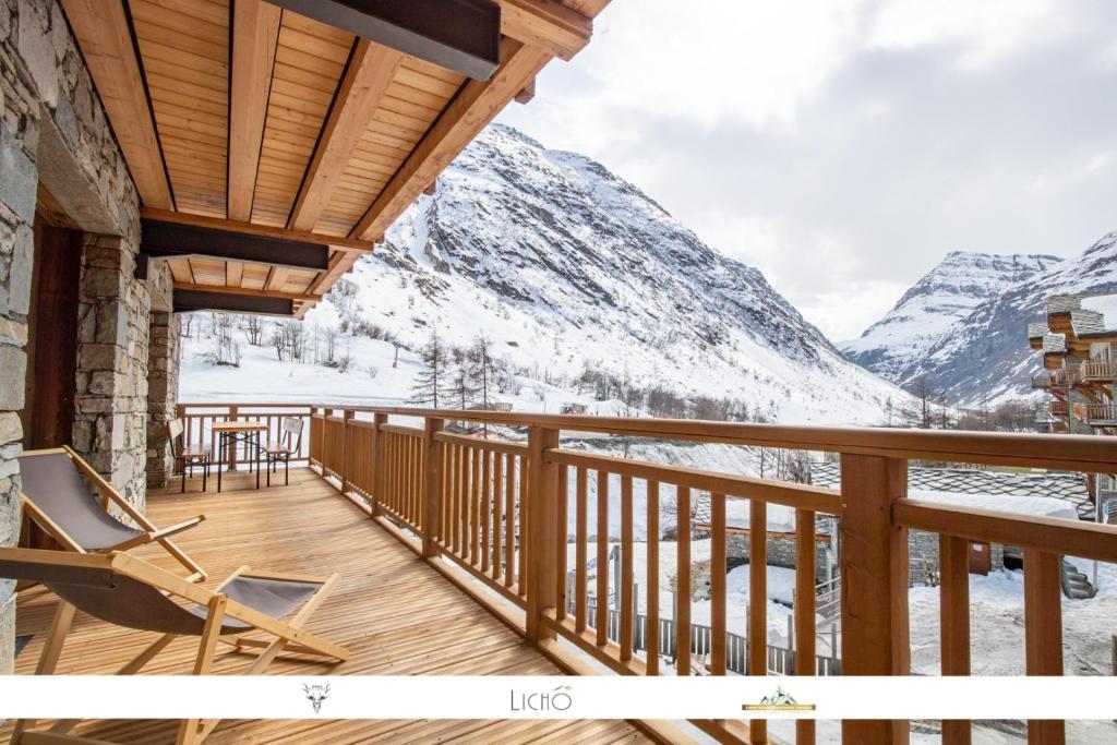 a balcony with a view of a snow covered mountain at MARMOTTE 104 - Charmant T4, aux pieds des pistes in Bonneval-sur-Arc