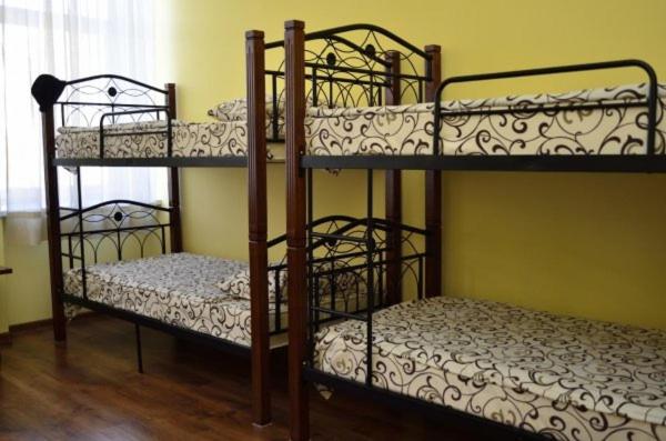 Postel nebo postele na pokoji v ubytování PETRA Cabin Dorms Hostel