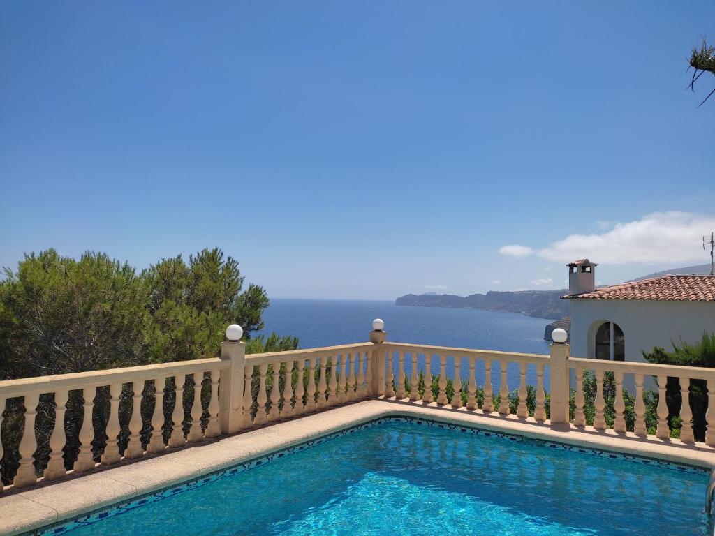 una piscina en un balcón con vistas al agua en La Vista al Mar, en Balcón del Mar