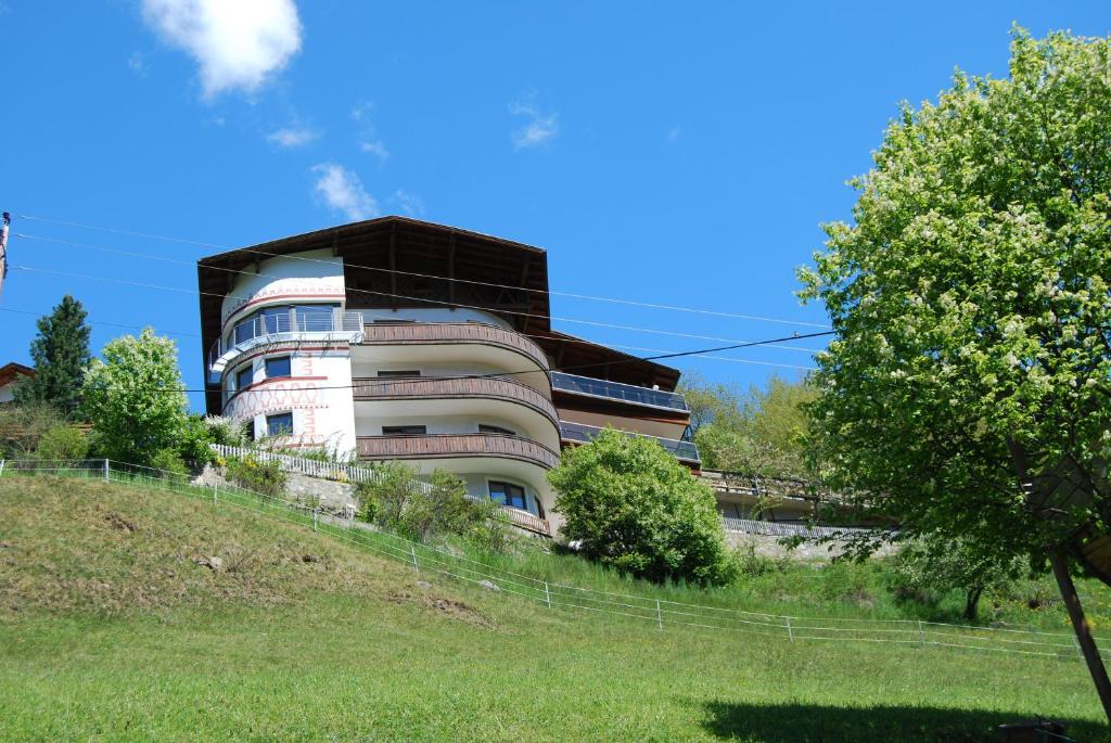 un edificio al lado de una colina en Apart Stotter, en Kappl